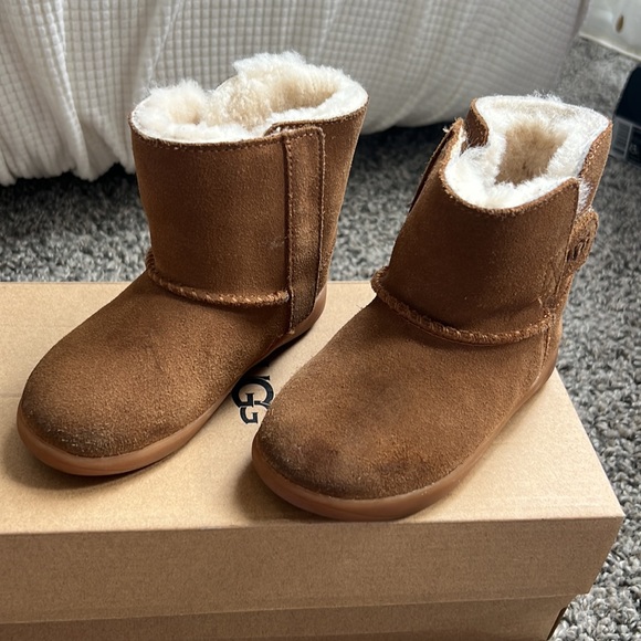 Slightly used toddler Ugg boots size 7c - Picture 2 of 8